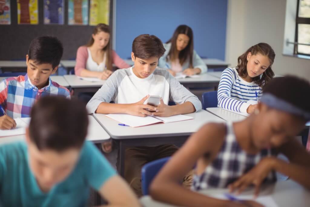 benefits-of-cell-phones-in-school-the-moxie-mountie