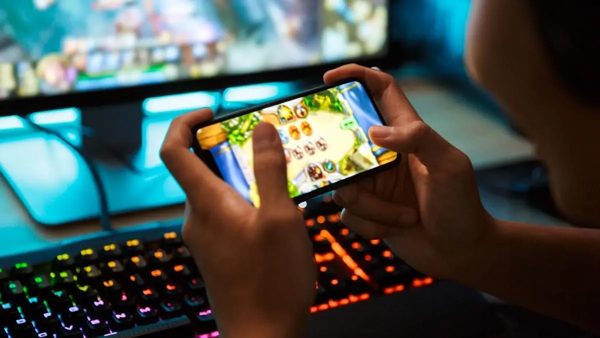 Monitor Online Gaming Activity to Keep Kids Safe During Online Gaming Chats